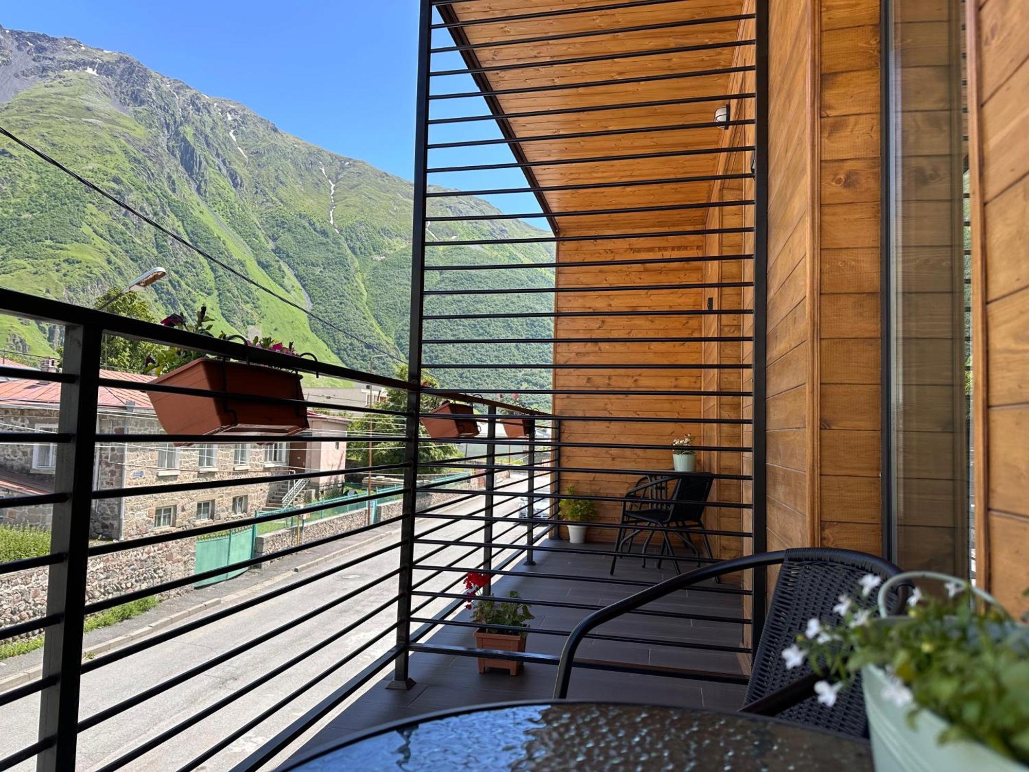 Hotel Mountime Kazbegi Kültér fotó