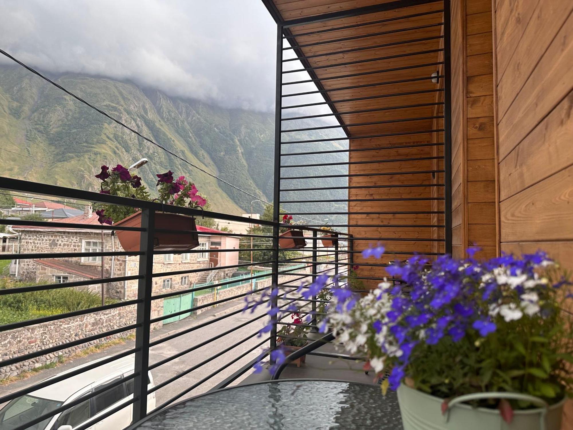 Hotel Mountime Kazbegi Kültér fotó